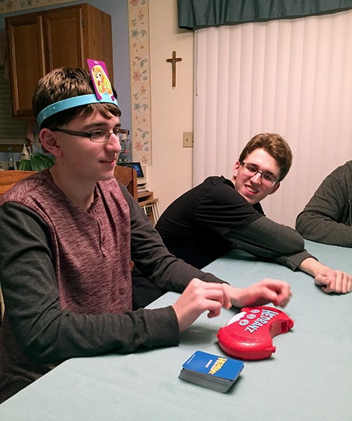 Having a family fun game night with Hedbanz Electronic