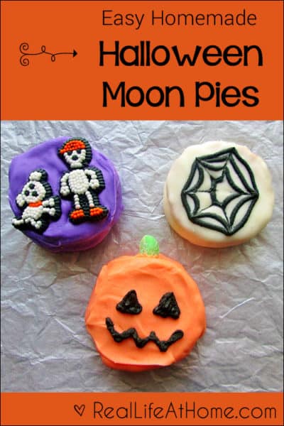 What a fun Halloween treat! Easy Homemade Halloween Moon Pies